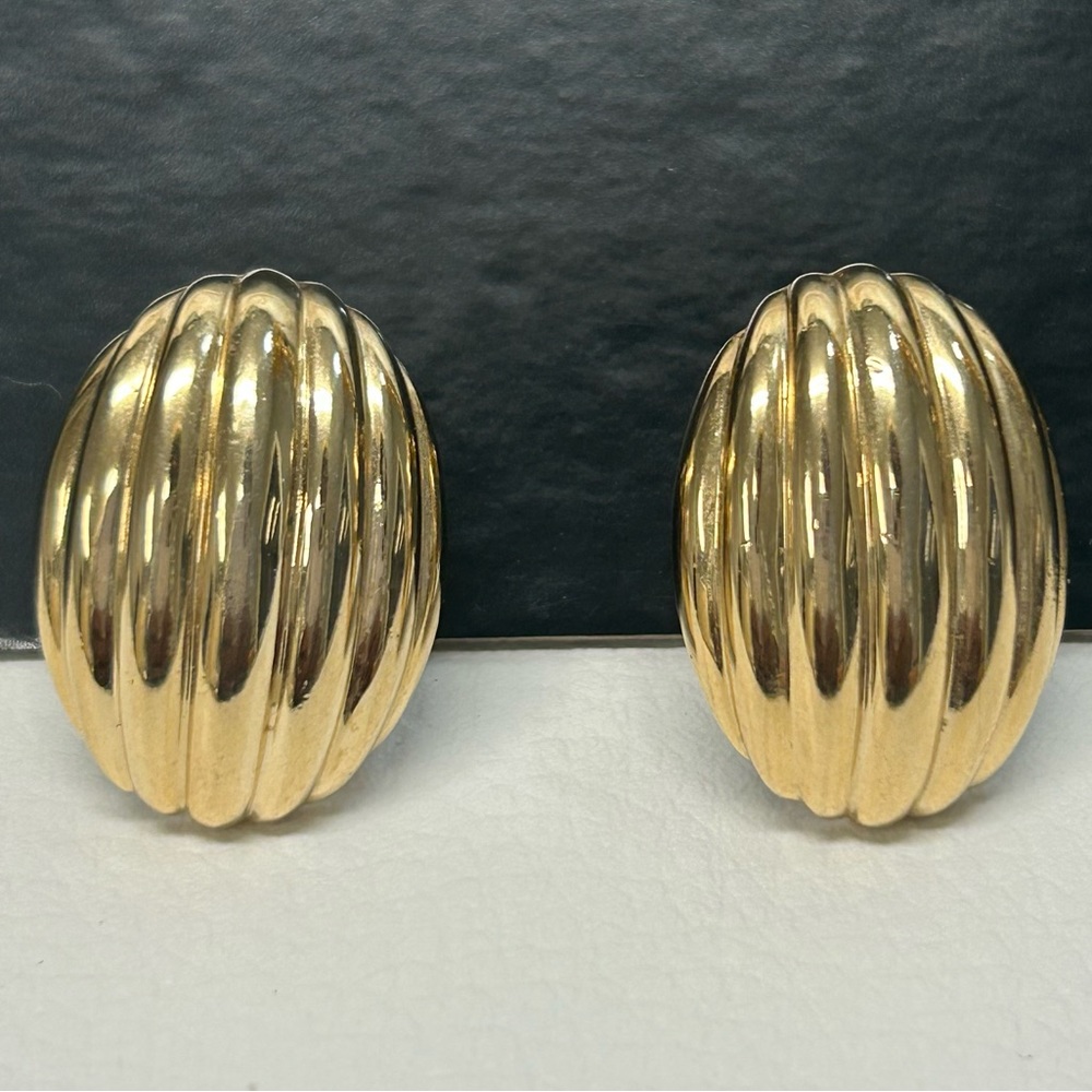 Modern Vintage 70s/80s Napier Gold Tone Oval Shell ScrewBack Clip On